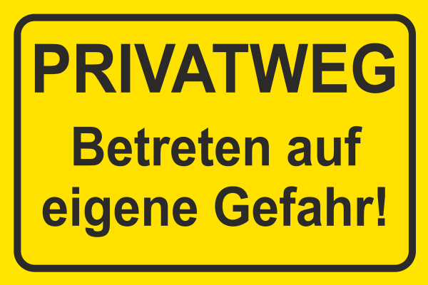 Hinweisschild im Querformat Gelb mit Text Privatweg Betreten auf eigene Gefahr